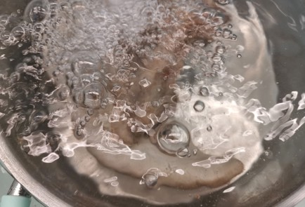 Фото шага рецепта Говяжий язык обжаренный на сковороде гриль 176013 шаг 2