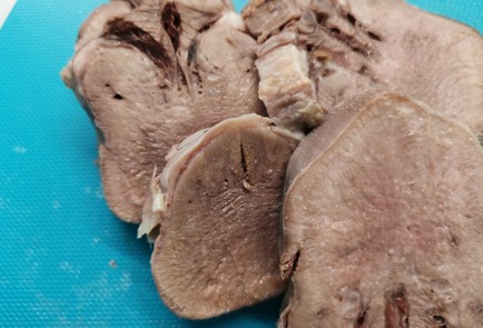 Фото шага рецепта Говяжий язык обжаренный на сковороде гриль 176013 шаг 4