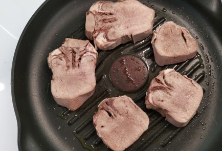 Фото шага рецепта Говяжий язык обжаренный на сковороде гриль 176013 шаг 6