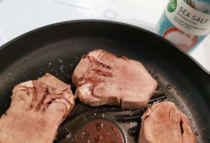 Фото шага рецепта Говяжий язык обжаренный на сковороде гриль 176013 шаг 7