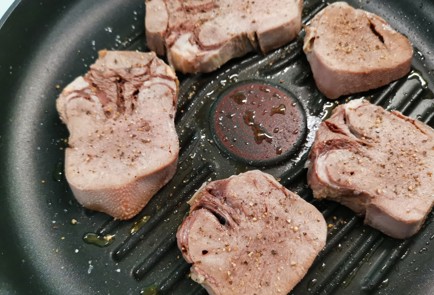 Фото шага рецепта Говяжий язык обжаренный на сковороде гриль 176013 шаг 8