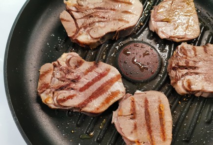 Фото шага рецепта Говяжий язык обжаренный на сковороде гриль 176013 шаг 9