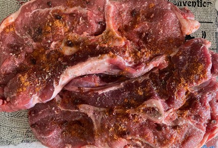 Фото шага рецепта Говяжья лопатка с брусничным соусом 186456 шаг 3  