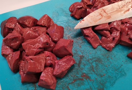 Фото шага рецепта Говяжья печень с луком 191330 шаг 2