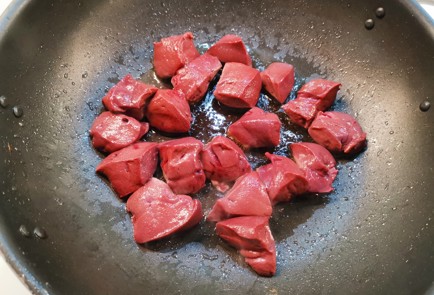 Фото шага рецепта Говяжья печень с луком 191330 шаг 3