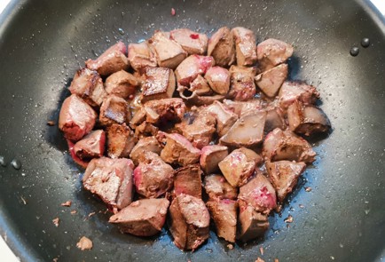 Фото шага рецепта Говяжья печень с луком 191330 шаг 5