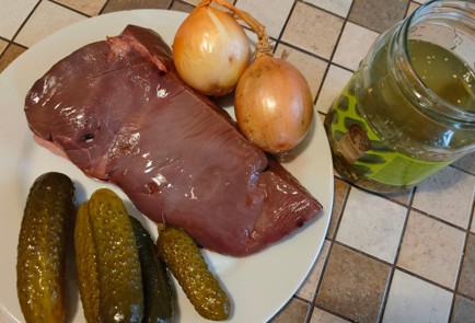 Фото шага рецепта Говяжья печень тушенная с луком и маринованными огурцами 175247 шаг 1  