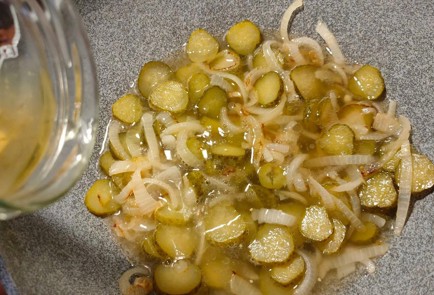 Фото шага рецепта Говяжья печень тушенная с луком и маринованными огурцами 175247 шаг 10  