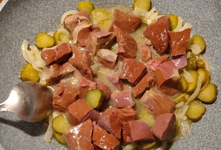 Фото шага рецепта Говяжья печень тушенная с луком и маринованными огурцами 175247 шаг 11  