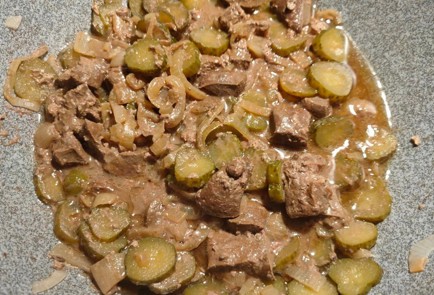Фото шага рецепта Говяжья печень тушенная с луком и маринованными огурцами 175247 шаг 12  