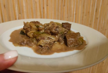 Фото шага рецепта Говяжья печень тушенная с луком и маринованными огурцами 175247 шаг 13  