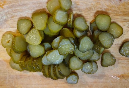 Фото шага рецепта Говяжья печень тушенная с луком и маринованными огурцами 175247 шаг 3  