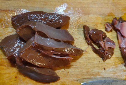 Фото шага рецепта Говяжья печень тушенная с луком и маринованными огурцами 175247 шаг 4  