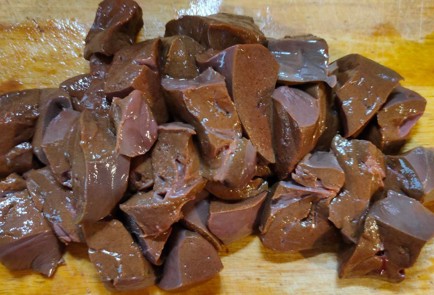 Фото шага рецепта Говяжья печень тушенная с луком и маринованными огурцами 175247 шаг 5  