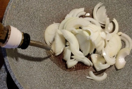 Фото шага рецепта Говяжья печень тушенная с луком и маринованными огурцами 175247 шаг 6  