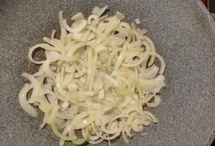 Фото шага рецепта Говяжья печень тушенная с луком и маринованными огурцами 175247 шаг 7  