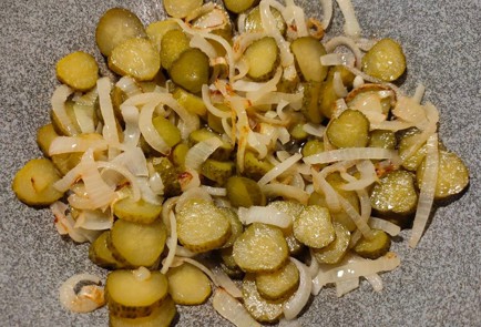 Фото шага рецепта Говяжья печень тушенная с луком и маринованными огурцами 175247 шаг 9  