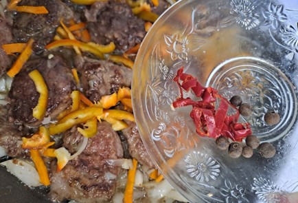 Фото шага рецепта Говяжья вырезка на сковороде 190041 шаг 10  