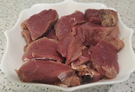 Фото шага рецепта Говяжья вырезка на сковороде 190041 шаг 2  