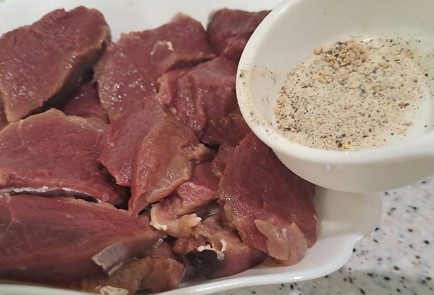 Фото шага рецепта Говяжья вырезка на сковороде 190041 шаг 3  