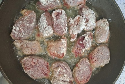 Фото шага рецепта Говяжья вырезка на сковороде 190041 шаг 5  