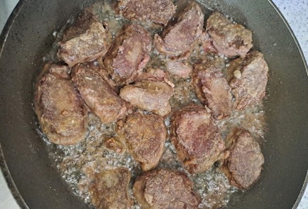 Фото шага рецепта Говяжья вырезка на сковороде 190041 шаг 6  