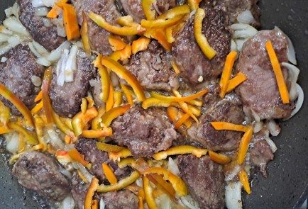 Фото шага рецепта Говяжья вырезка на сковороде 190041 шаг 9  