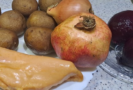 Фото шага рецепта Гранатовый браслет с черносливом и копченой куриной грудкой 187858 шаг 1