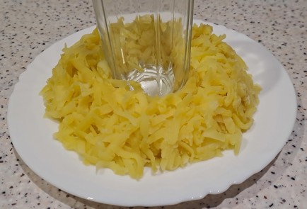 Фото шага рецепта Гранатовый браслет с черносливом и копченой куриной грудкой 187858 шаг 6