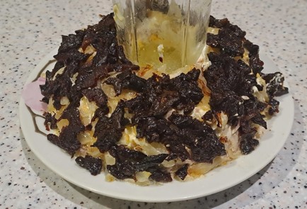 Фото шага рецепта Гранатовый браслет с черносливом и копченой куриной грудкой 187858 шаг 9