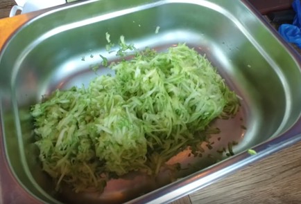 Фото шага рецепта Греческие котлеты из кабачков и феты 137350 шаг 1  