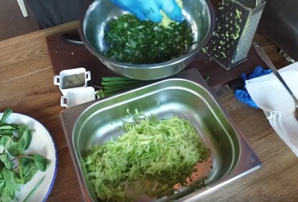 Фото шага рецепта Греческие котлеты из кабачков и феты 137350 шаг 2  