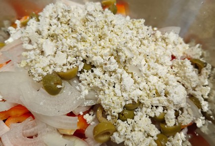 Фото шага рецепта Греческий салат с оливкой и сыром фета 190917 шаг 12  