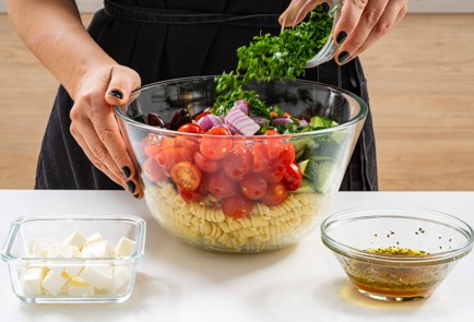 Фото шага рецепта Греческий салат с пастой 186986 шаг 10  