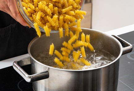 Фото шага рецепта Греческий салат с пастой 186986 шаг 2  