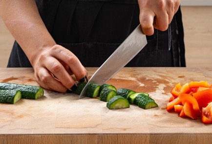 Фото шага рецепта Греческий салат с пастой 186986 шаг 5  