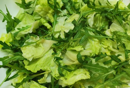 Фото шага рецепта Греческий салат с руколой 175643 шаг 2  