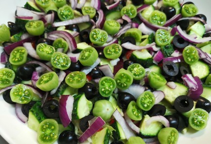 Фото шага рецепта Греческий салат с йогуртом 175621 шаг 10  