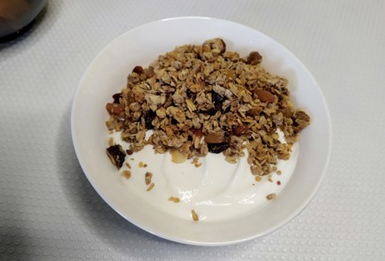 Фото шага рецепта Греческий йогурт с гранолой печеным яблоком и помело 188152 шаг 8