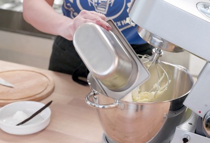 Фото шага рецепта Греческое курабье с миндалем 151904 шаг 2  