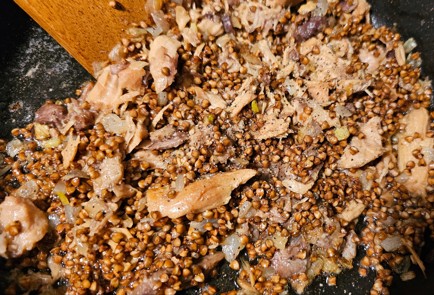 Фото шага рецепта Гречка с домашней тушенкой из индейки 176186 шаг 7  