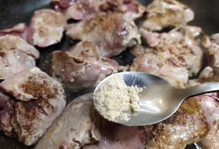 Фото шага рецепта Гречка с куриной печенью и овощами 189076 шаг 8