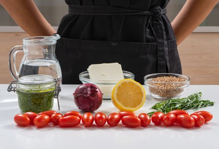 Фото шага рецепта Гречка с помидорами песто и фетой 174644 шаг 1  