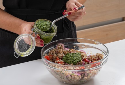 Фото шага рецепта Гречка с помидорами песто и фетой 174644 шаг 10  