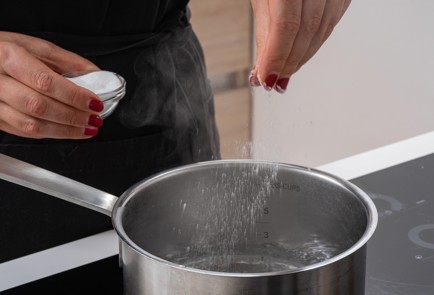 Фото шага рецепта Гречка с помидорами песто и фетой 174644 шаг 2  