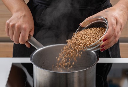 Фото шага рецепта Гречка с помидорами песто и фетой 174644 шаг 3  