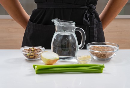 Фото шага рецепта Гречка с сельдереем и фисташками 174643 шаг 1  