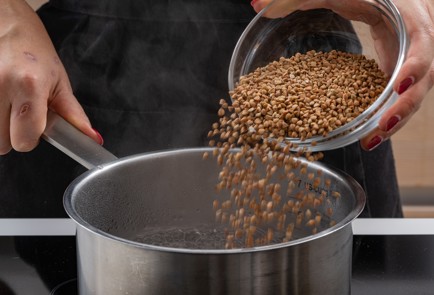 Фото шага рецепта Гречка с сельдереем и фисташками 174643 шаг 3  