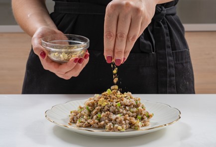 Фото шага рецепта Гречка с сельдереем и фисташками 174643 шаг 9  