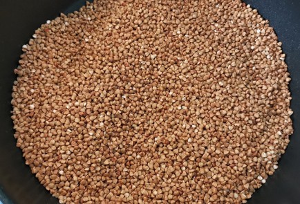 Фото шага рецепта Гречка с тушенкой 174119 шаг 1  